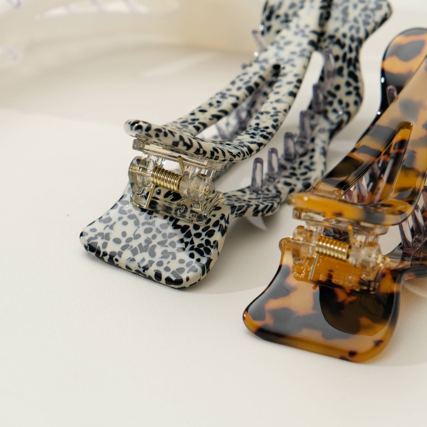 
                  
                    Jane Core Scalloped Flat Lay Claw Clip: Assorted
                  
                