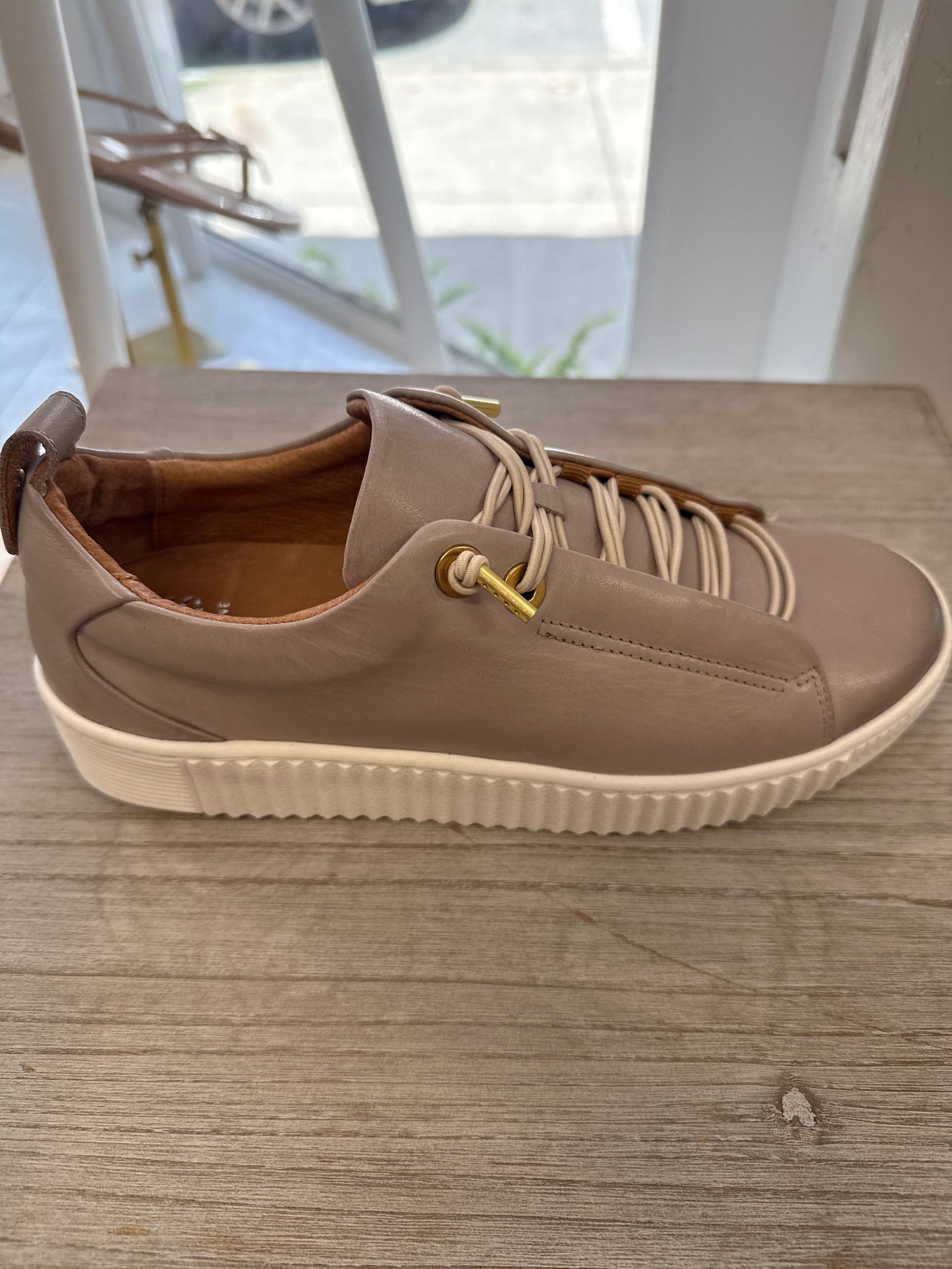 
                  
                    EOS | JOOL Sneaker | Dark Taupe
                  
                