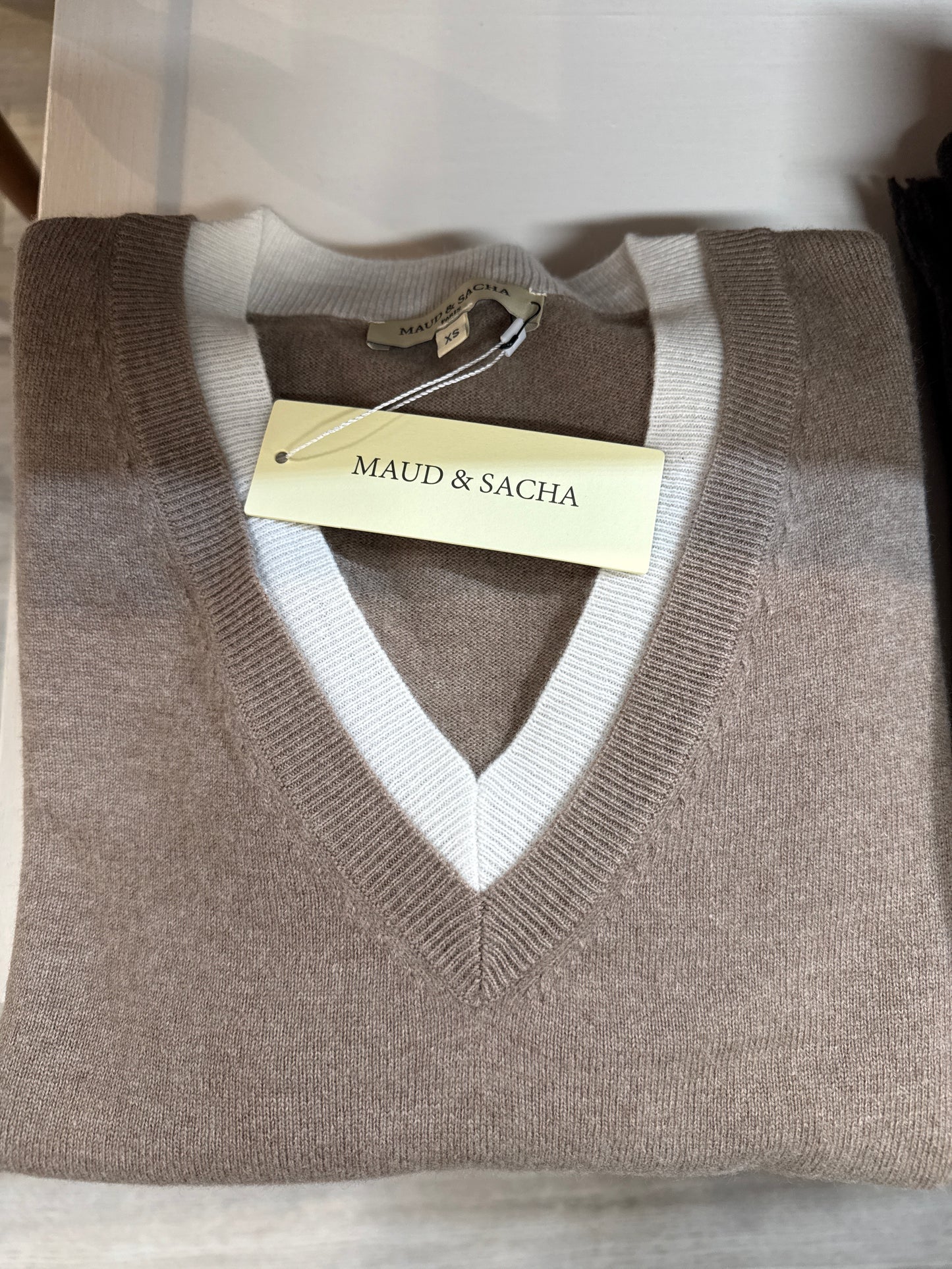 
                  
                    Esthēme | V double Contrast Sweater  | WLW30
                  
                