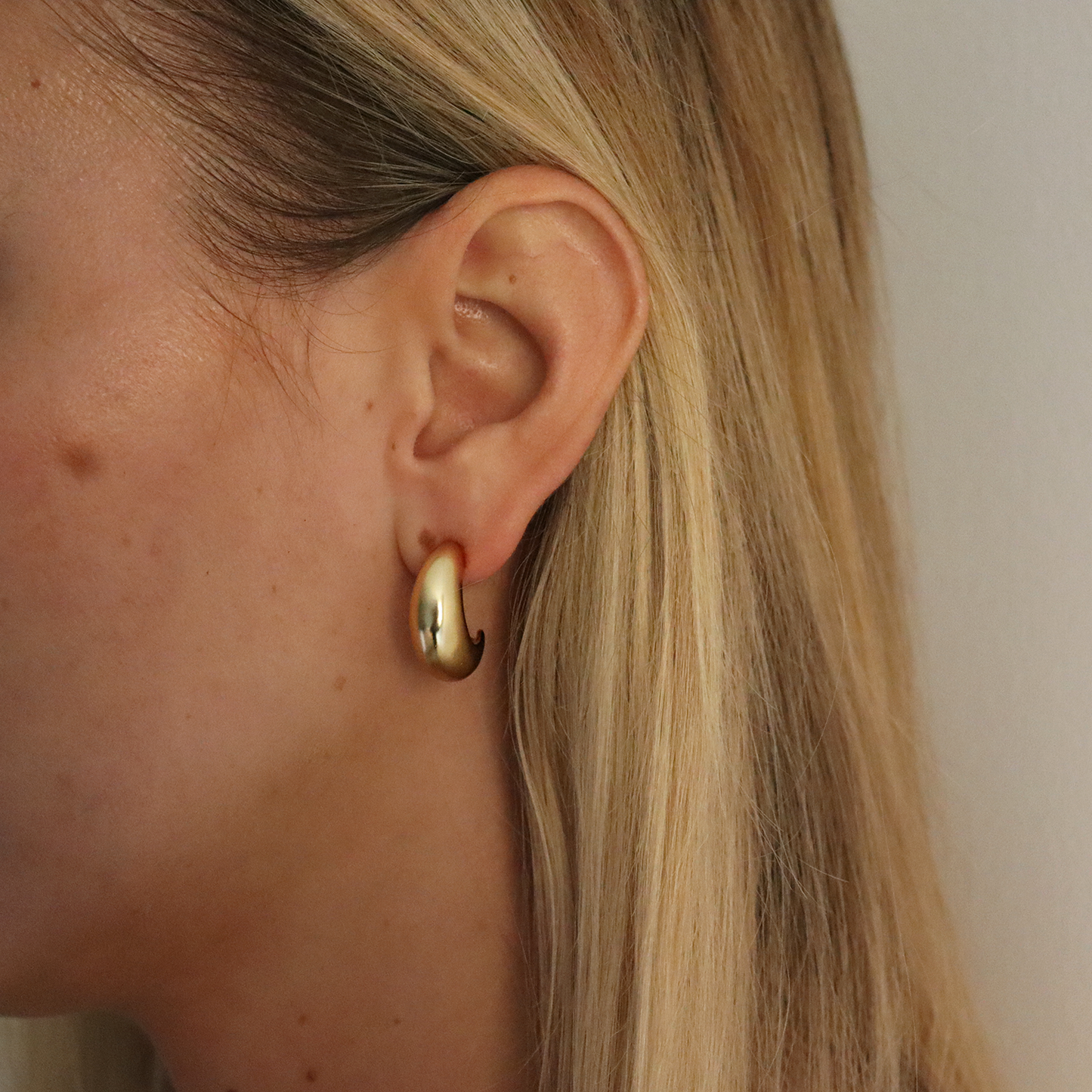 
                  
                    Petite Everyday Thick Hoop Earrings - 24K Gold Plated: Gold
                  
                