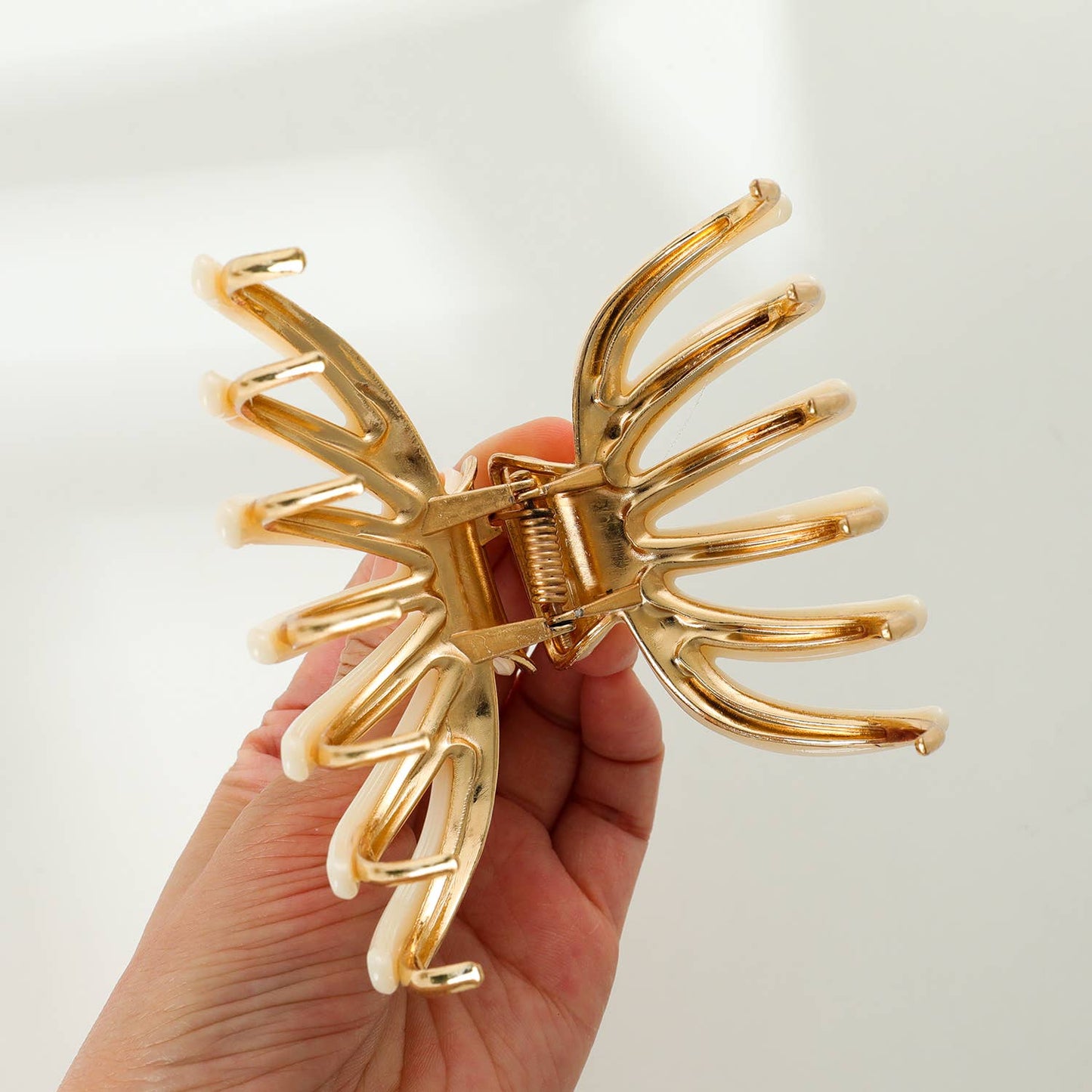 
                  
                    Hailey Solid Gold Metal Octopus Claw Clip - Large: Assorted
                  
                